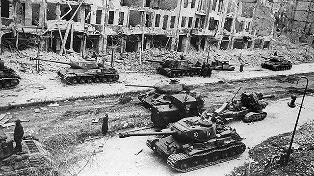 Xe tăng của Hồng quân Liên Xô tiến vào Berlin năm 1945. Ảnh: RIA Novosti