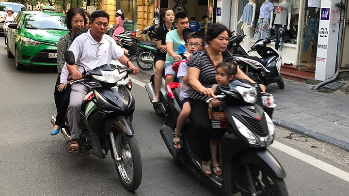 Nhiều người dân vẫn cố tình vi phạm không đội mũ bảo hiểm khi tham gia giao thông.