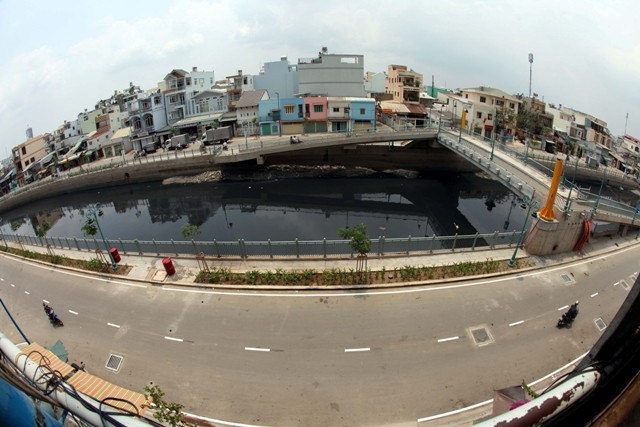 Một đoạn kênh có bờ kè, cầu bộ hành.