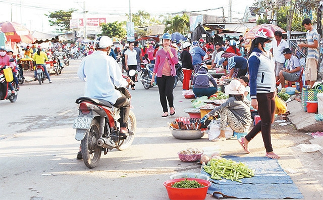 Chợ tự phát lấn chiếm lòng, lề đường ảnh hưởng đến an toàn, trật tự giao thông và mỹ quan đô thị.