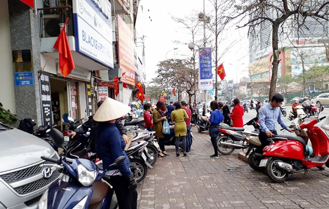 Bãi trông giữ xe trên vỉa hè gần tổ đình Phúc Khánh (Hà Nội). Ảnh: LÊ PHƯƠNG