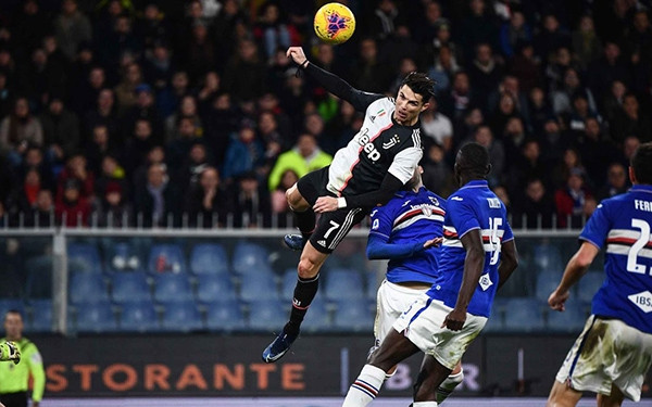 Những màn trình diễn của Ronaldo trên sân bóng không hề cho thấy sự xuống sức những năm qua. (Ảnh: CNN)