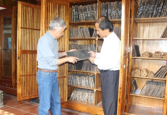 Giáo sư, Tiến sĩ Nguyễn Huy Mỹ (hậu duệ họ Nguyễn Huy) và Thạc sĩ Nguyễn Trí Sơn (giám đốc bảo tàng Hà Tĩnh) đang sắp xếp lại mộc bản