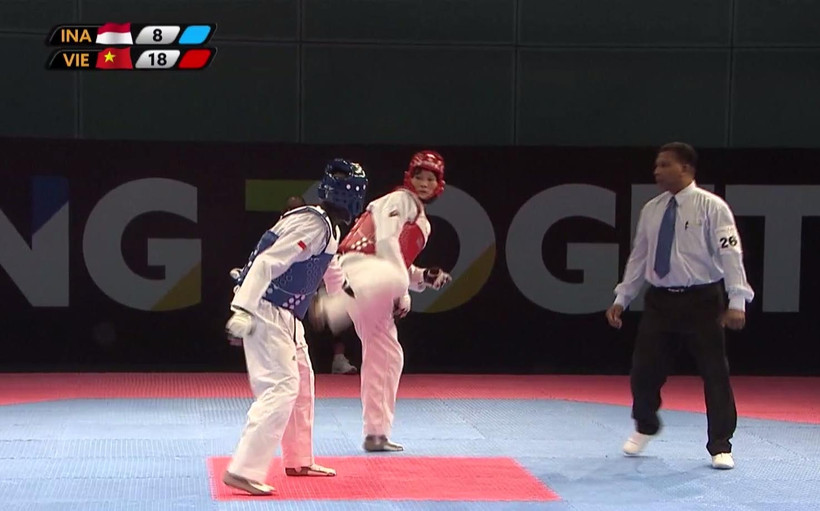 VĐV taekwondo Hà Thị Nguyên (giáp đỏ) xuất sắc giành HCV hạng cân dưới 62 kg. (Ảnh chụp màn hình)