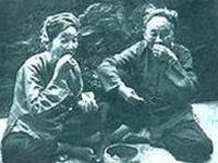 Hàm răng ăn trầu đen bóng chứa đựng một góc ký ức sống động của một thế hệ - Ảnh tư liệu.