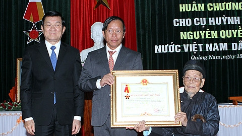 Chủ tịch nước Trương Tấn Sang trao tặng Huân chương Sao Vàng cho đại diện lãnh đạo tỉnh Quảng Nam và đại diện họ tộc Cụ Huỳnh Thúc Kháng. ( Ảnh: NGUYỄN KHANG (TTXVN) ) 