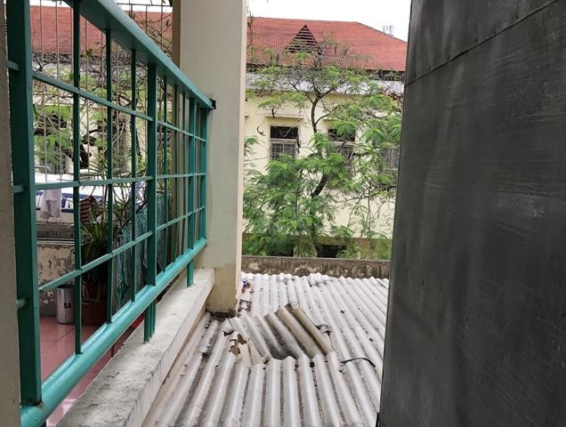 Học sinh trèo qua song sắt tường rào tầng ba của trường và rơi từ mái che xuống.