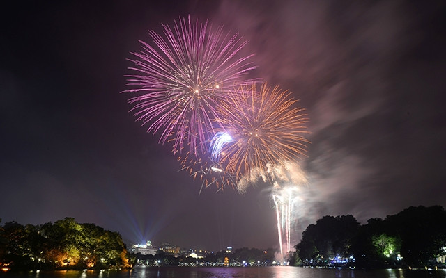 Pháo hoa chào đón năm mới tại hồ Hoàn Kiếm (TP Hà Nội). Ảnh: THỦY NGUYÊN