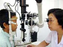 Khám mắt cho bệnh nhân
ở Bệnh viện Mắt Trung ương.