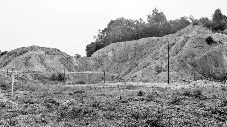 Quả đồi khu Nhang Quê, xã Thạch Khoán, huyện Thanh Sơn bị đào bới nham nhở để khai thác cao lanh.