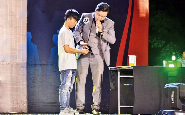 Một tiết mục ảo thuật đường phố tại Liên hoan ảo thuật thành phố năm 2019.