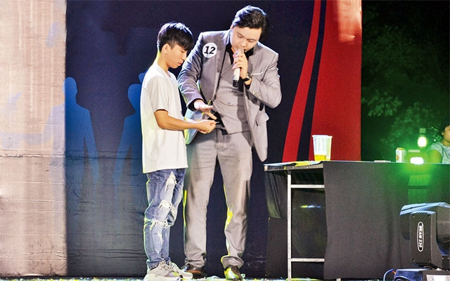 Một tiết mục ảo thuật đường phố tại Liên hoan ảo thuật thành phố năm 2019.