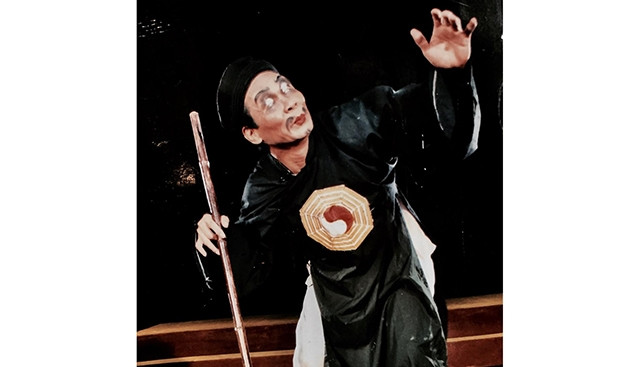 NSƯT Trần Ðại Mý trong vở diễn Nghêu, Sò, Ốc, Hến.