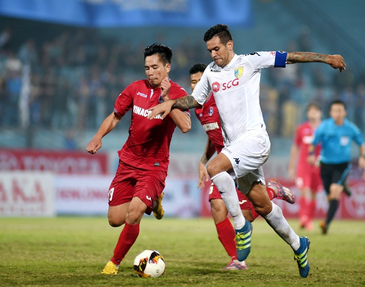 Pha tranh bóng giữa cầu thủ đội CLB Hà Nội (áo trắng) với CLB Than Quảng Ninh trên sân vận động Hàng Đẫy (Hà Nội) tại Giải bóng đá vô địch quốc gia - Toyota 2017. Ảnh: TRẦN HẢI