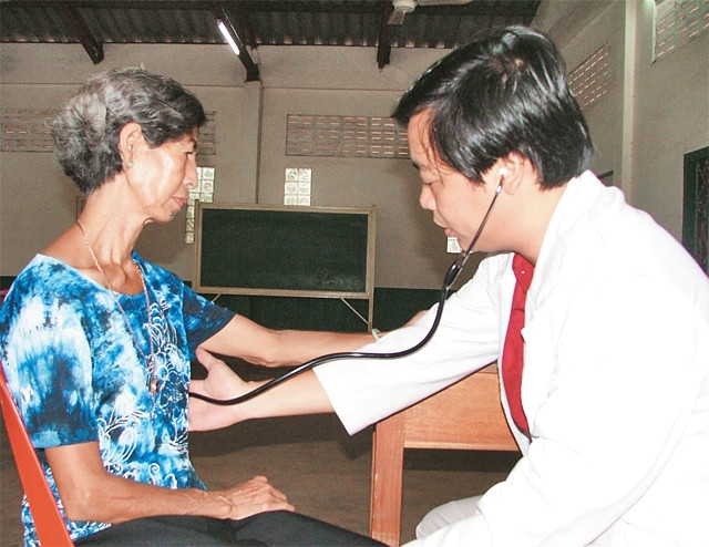 Các thầy thuốc trẻ của TP Hồ Chí Minh trong một chuyến khám, chữa bệnh miễn phí cho nhân dân vùng sâu, vùng xa.