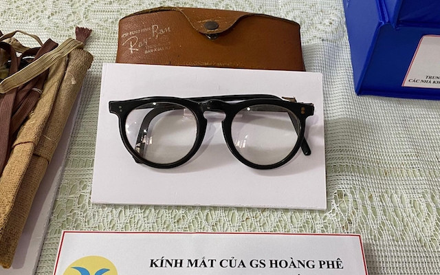 Kính mắt của GS Hoàng Phê