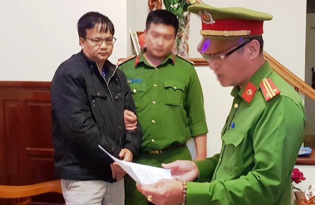 Cơ quan chức năng thực hiện thủ tục tạm giam Ngô Minh Sơn.