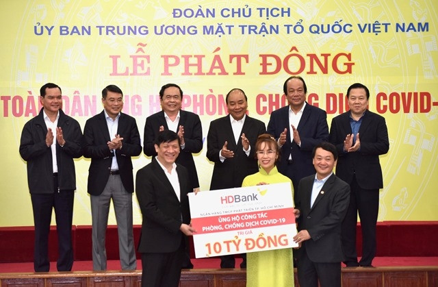 Lãnh đạo Ngân hàng HDBank trao số tiền ủng hộ tại buổi lễ.