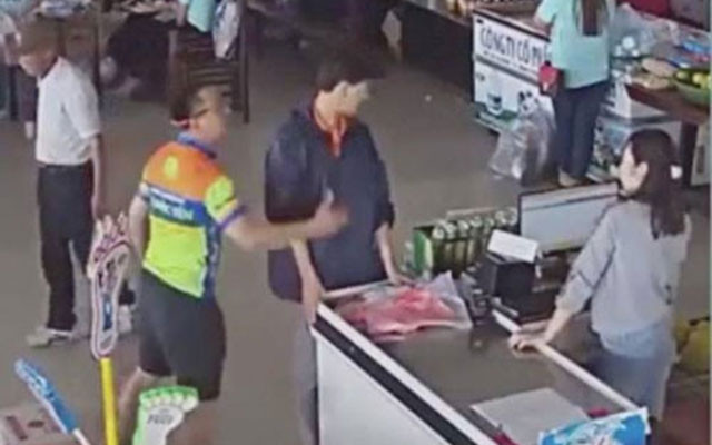 Thượng úy Nguyễn Xô Việt ném xúc xích vào mặt và tát nhân viên bán hàng.
