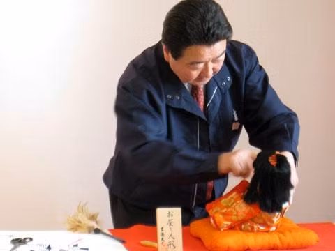 Nghệ nhân Aoki đang chỉnh sửa lại một số búp bê sẽ trưng bày tại triển lãm.