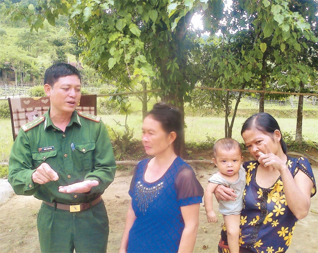 Bộ đội biên phòng trò chuyện với bà con người Chứt về cách làm ăn mới.