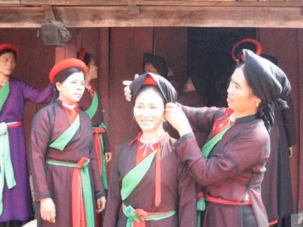 Chuẩn bị vào canh hát quan họ.