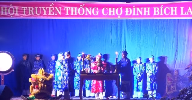 Phần nghi lễ trong lễ hội chợ đình Bích La.