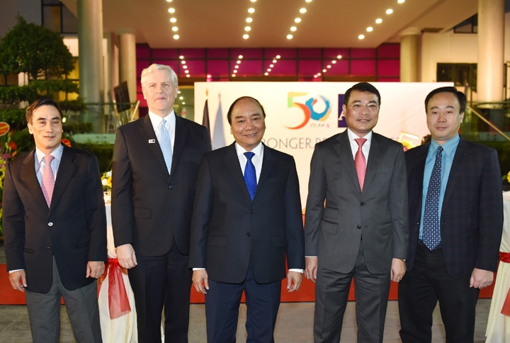 Thủ tướng Nguyễn Xuân Phúc với các đại biểu. 