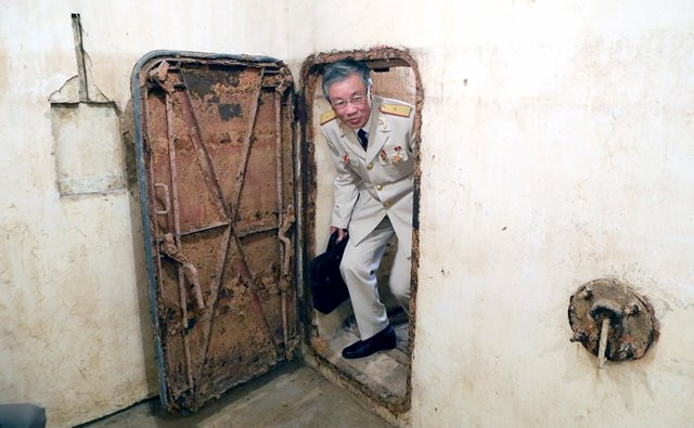 Cửa hầm được làm bằng thép, hai lớp, rất kiên cố.