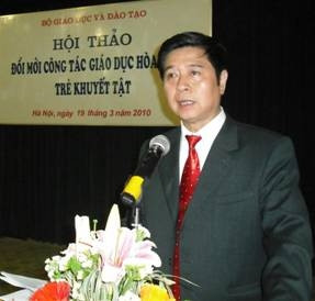 Đại biểu Phạm Hữu Quỳ (Trường PTCS Nguyễn Đình Chiểu) trình bày tham luận tại hội thảo.