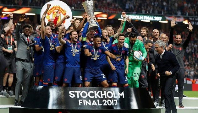 Đội trưởng Wayne Rooney nâng cao chiếc cúp Europa League cùng các đồng đội sau chiến thắng xứng đáng trước Ajax ở trận chung kết. (Ảnh: Reuters)