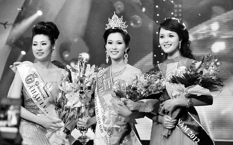 Ban Tổ chức bị động nên nghi án về học vấn của Hoa hậu Đặng Thu Thảo (giữa)ngay từ khi vừa đăng quang gây bức xúc dư luận.