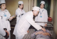 Khám, chữa bệnh cho người bệnh tại Khoa điều trị nữ 2 Bệnh viện tâm thần trung ương