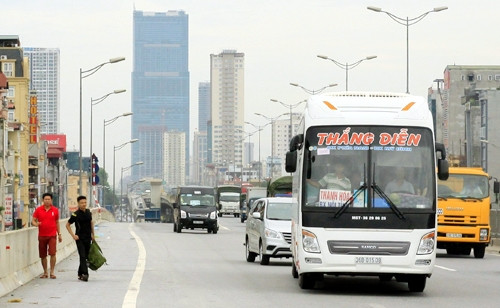 Xe khách đón trả khách trái phép trên tuyến đường vành đai 3 vẫn ngang nhiên diễn ra hằng ngày.