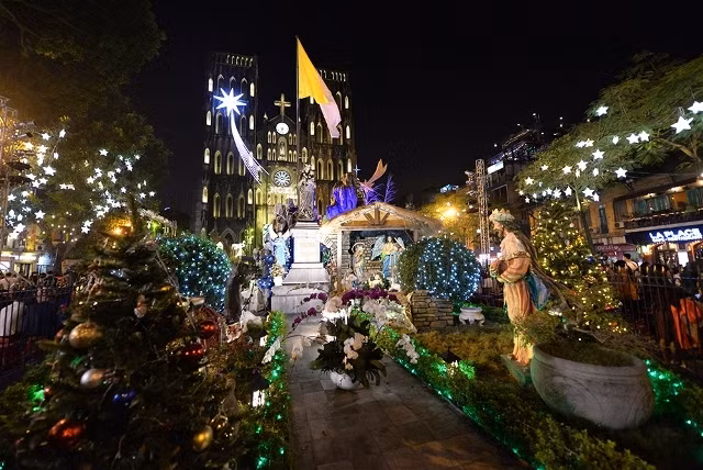 Nhà thờ Lớn Hà Nội lung linh sắc màu trong đêm Giáng sinh. (Ảnh: THỦY NGUYÊN)