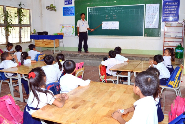 Một tiết học tiếng Chăm của học sinh Trường tiểu học Lâm Giang, xã Hàm Trí, huyện Hàm Thuận Bắc.