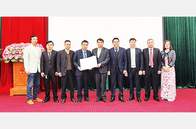 Đảng ủy Khối Doanh nghiệp quận Nam Từ Liêm trao quyết định thành lập Chi bộ Đảng tại Công ty CP Đầu tư xây dựng và kính Vinaconex. Ảnh: QUANG VINH