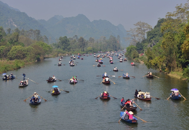 Du khách trẩy hội chùa Hương.Ảnh: DUY LINH