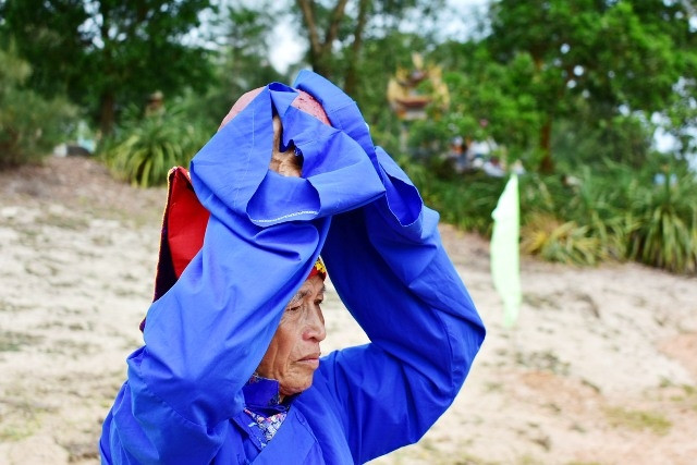 Ông Lê Thanh Hùng, Trưởng làng Cẩm Phổ mở đầu lễ nghi cầu các vị thần.