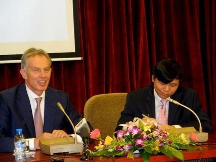 Cựu Thủ tướng Anh Tony Blair (trái) và Giám đốc Học viện Ngoại Giao GS. Đặng Đình Quý tại buổi nói chuyện với giảng viên