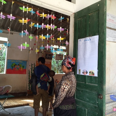 Đồng bào người dân tộc đưa con đến lớp học mầm non ở thôn Lũng Lừa (xã Đa Thông, huyện Thông Nông, tỉnh Cao Bằng) (Ảnh minh họa: LÊ HÀ)