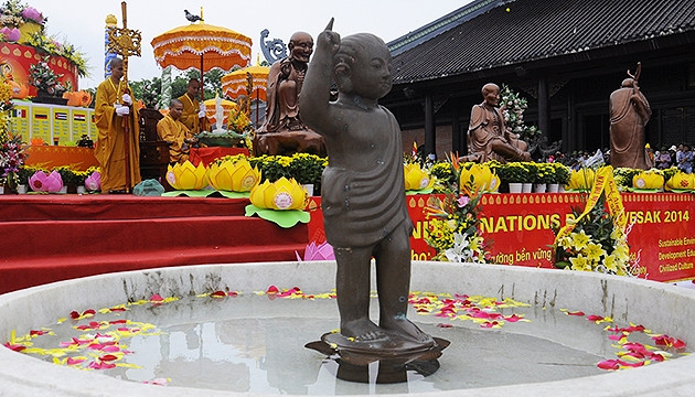 Từ 8h, sân điện Thích Ca đã diễn ra nghi thức Mộc Dục (tắm Phật).