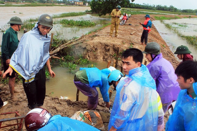 Điểm đê bao sông Hoàng bị vỡ ở làng Tế Độ, xã Tế Nông, huyện Nông Cống (Thanh Hóa). Ảnh: MAI LUẬN
