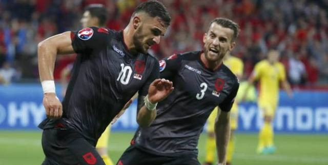 Tiền đạo Armando Sadiku, cầu thủ ghi bàn thắng vào lưới Romania. (Ảnh: Reuters)