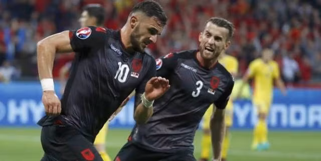 Tiền đạo Armando Sadiku, cầu thủ ghi bàn thắng vào lưới Romania. (Ảnh: Reuters)