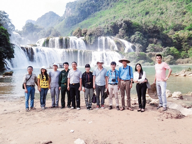 Các nhà văn trẻ đi thực tế tại thác Bản Giốc (Cao Bằng). Ảnh | Nguyễn Đình Toán