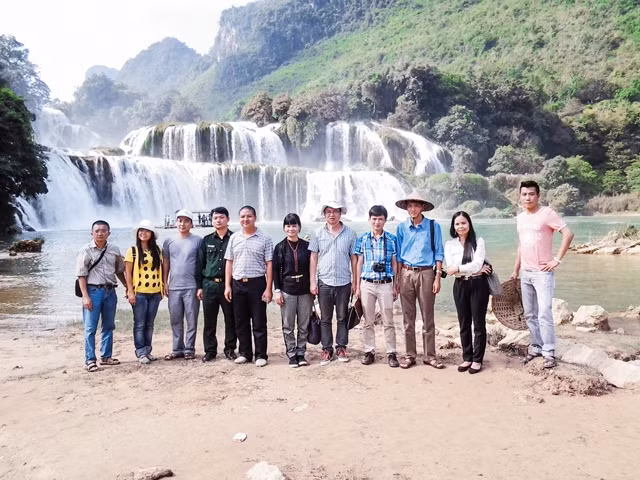 Các nhà văn trẻ đi thực tế tại thác Bản Giốc (Cao Bằng). Ảnh | Nguyễn Đình Toán