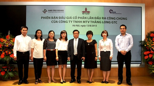 Phó Chủ tịch HĐQT kiêm Tổng Giám đốc HNX Nguyễn Thị Hoàng Lan (thứ hai từ phải sang) chụp ảnh kỷ niệm cùng với lãnh đạo doanh nghiệp Công ty TNHH MTV Thăng Long GTC.