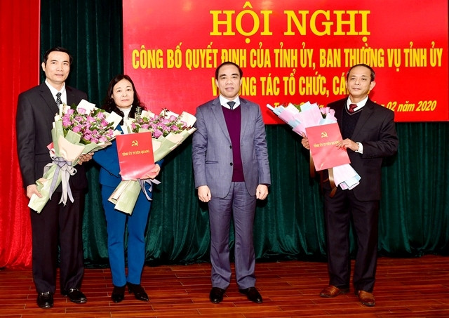 Bí thư Tỉnh ủy Tuyên Quang, Chẩu Văn Lâm trao quyết định và tặng hoa cho lãnh đạo Đảng bộ Khối các cơ quan và doanh nghiệp tỉnh.