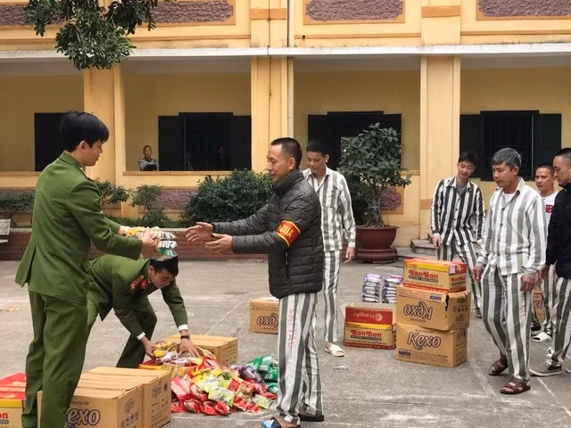 Tết về sớm trong trại giam Ngọc Lý.